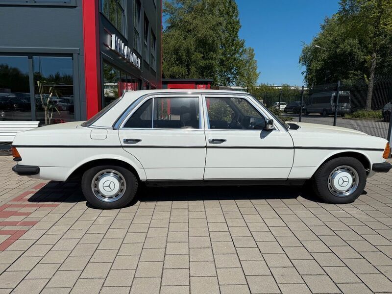 Gebraucht Mercedes E230 136 PS (100 kW) 1984 Weiß Limousine