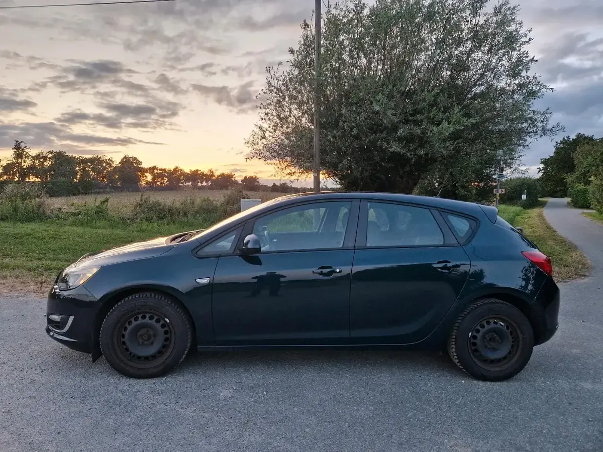 Używany Opel Astra 140 KM (102 kW) 2014 Sedan/Limuzyna