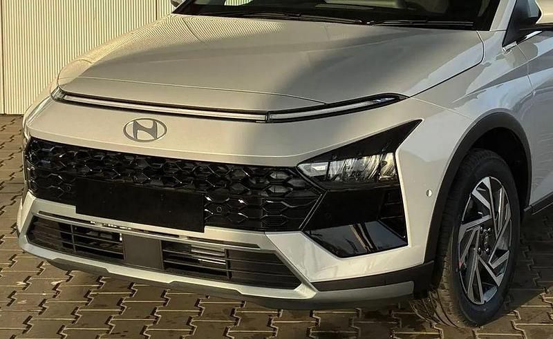 Grau Neu 2025 Hyundai Bayon Premium SUV | 23.989 € (Fairer Preis) - Bild 1/4