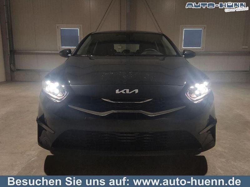 Pentagrau metallic Neu 2025 Kia Ceed 2 Limousine | 20.990 € (Guter Preis) - Bild 1/2