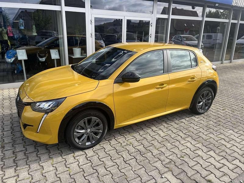 Gebraucht Peugeot e-208 100 kW (136 PS) 2022 Farogelb metallic Kleinwagen
