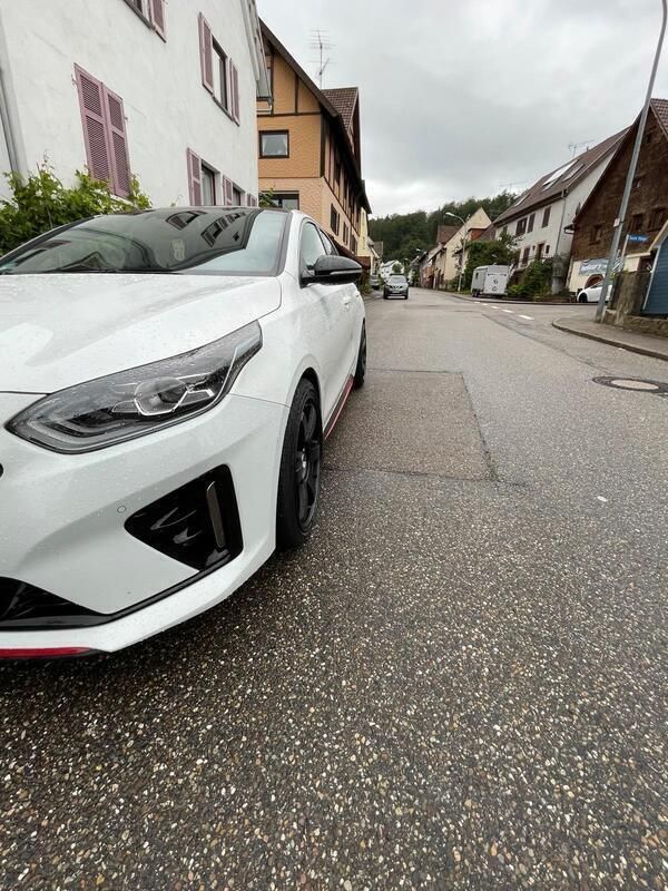 Weiß Gebraucht 2019 Kia ProCeed GT 2 Kleinwagen | 22.400 € (Fairer Preis) - Bild 1/4