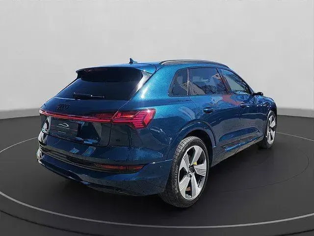 Używany Audi e-tron Ambiente 300 kW (408 KM) 2019 Niebieski SUV