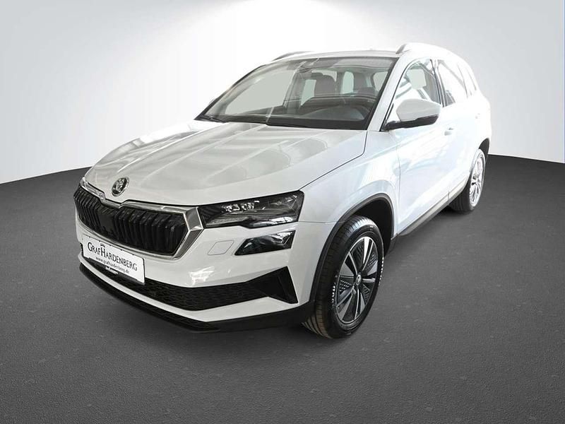 Moonweiß perleffekt Gebraucht 2025 Skoda Karoq Selection SUV | 35.390 € (Fairer Preis) - Bild 1/4