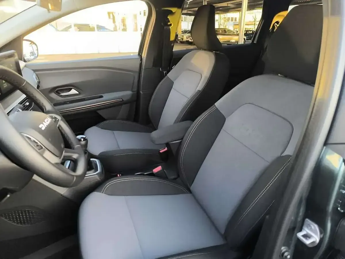 Gebraucht Dacia Jogger Extreme 91 PS (66 kW) 2025 Zedergrün Van / Kleinbus