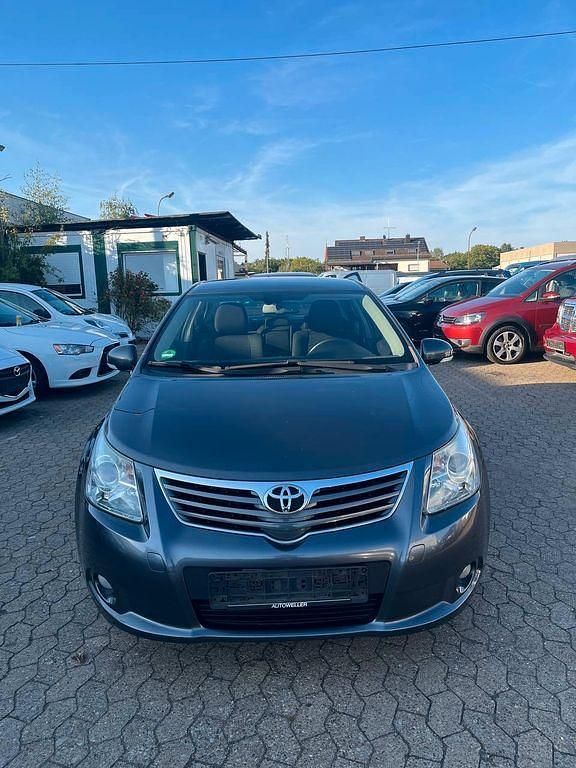 Grau Gebraucht 2010 Toyota Avensis Basis Limousine | 4.999 € (Teuer) - Bild 1/4