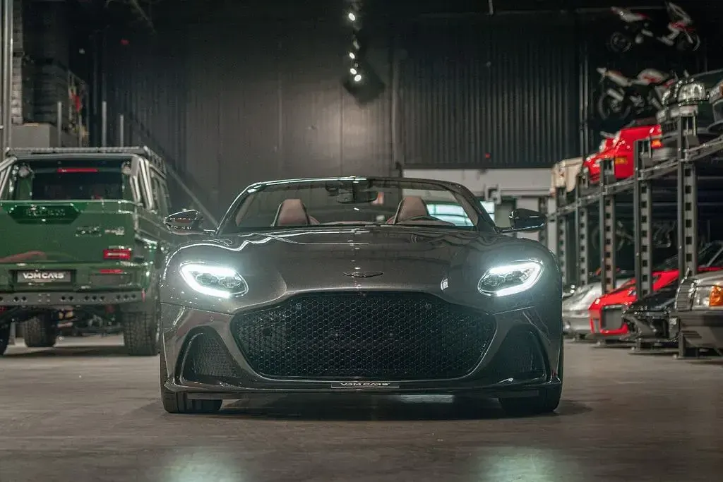 Gebraucht Aston Martin DBS 725 PS (533 kW) 2023 Xenon grey signature Cabrio