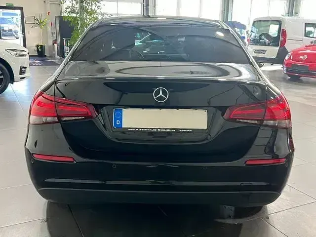 Gebraucht Mercedes A180 116 PS (85 kW) 2020 Schwarz Limousine