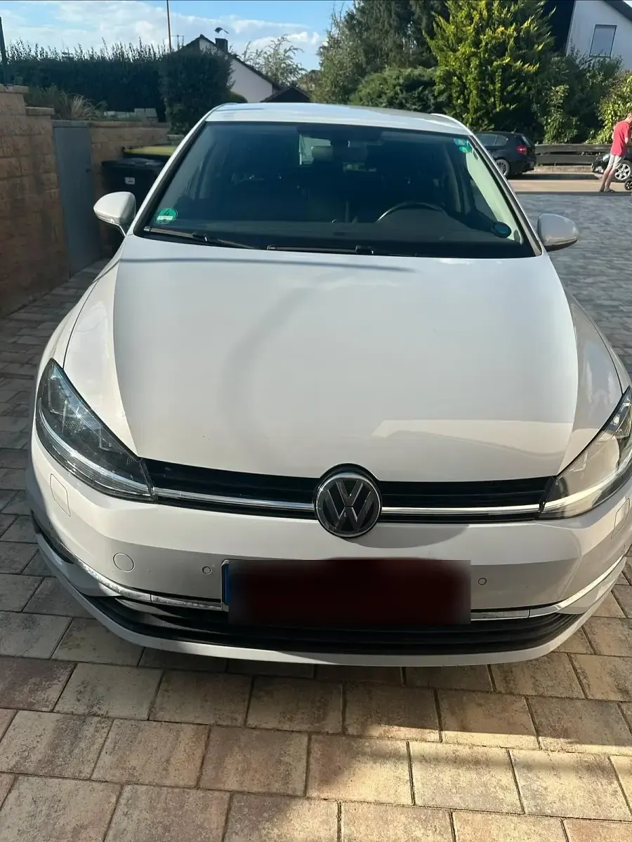 Gebraucht VW Golf VII 110 PS (80 kW) 2018 Weiß Limousine