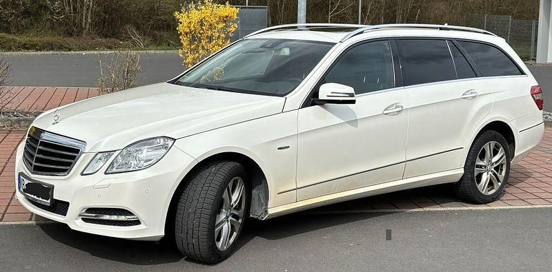 Gebraucht Mercedes E220 Avantgarde 170 PS (125 kW) 2011 Weiß Limousine