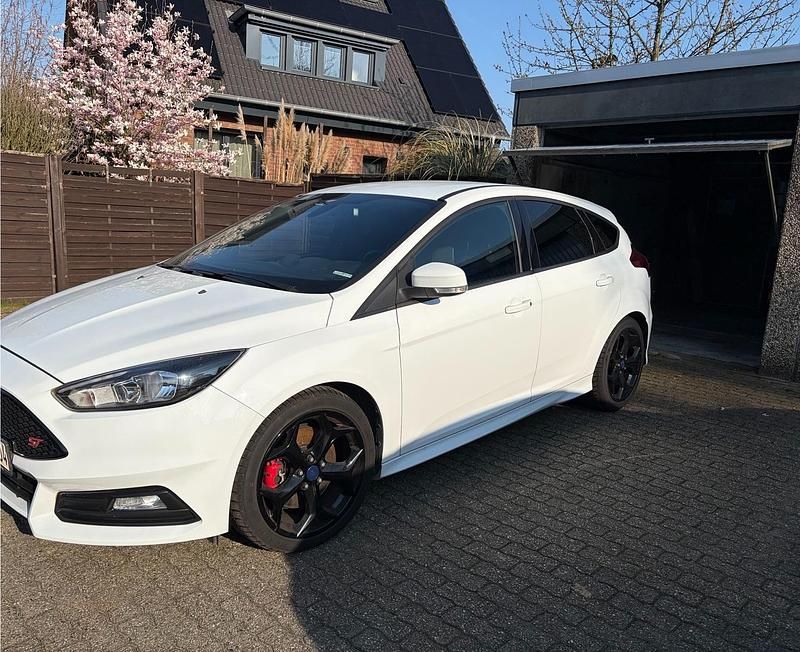 Gebraucht Ford Focus ST 250 PS (183 kW) 2016 Weiß Kleinwagen