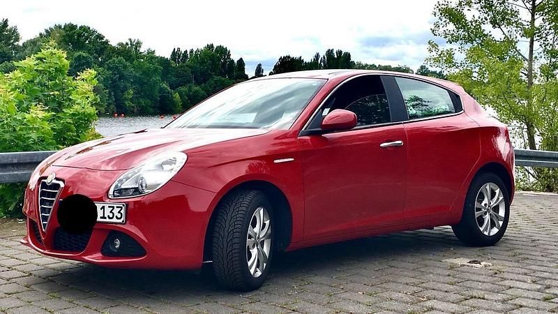 Rot Gebraucht 2014 Alfa Romeo Giulietta Kleinwagen | 14.500 € (Etwas zu teuer) - Bild 1/3