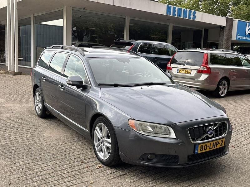 Grau Gebraucht 2010 Volvo V70 Momentum Kombi | 4.900 € (Fairer Preis) - Bild 1/4