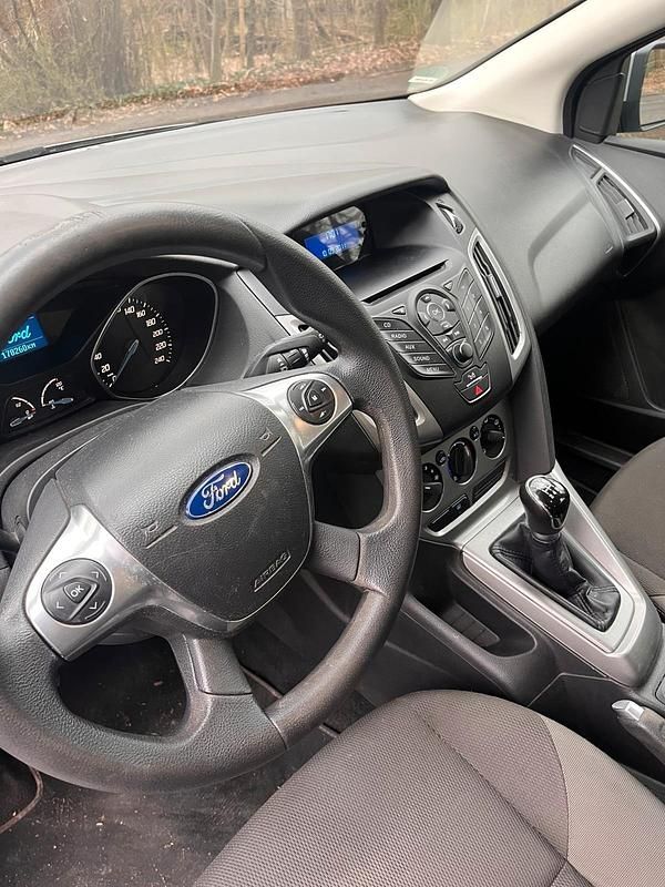 Gebraucht Ford Focus 105 PS (77 kW) 2011 Grau Kombi