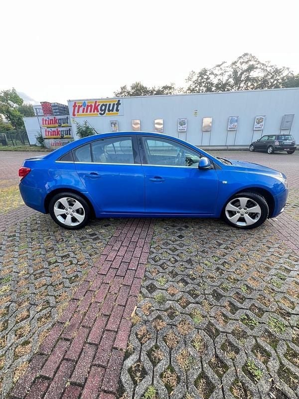 Blau Gebraucht 2011 Chevrolet Cruze LT Limousine | 3.399 € (Fairer Preis) - Bild 1/4