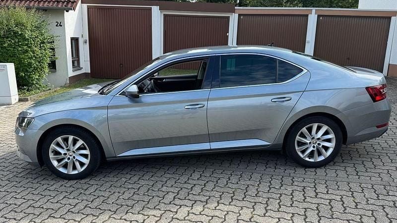 Gebraucht Skoda Superb Style 150 PS (110 kW) 2016 Grau Limousine