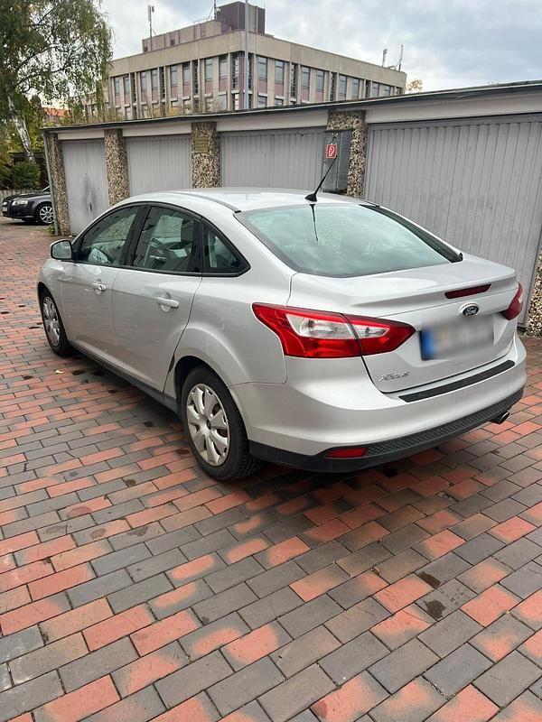 Gebraucht Ford Focus 105 PS (77 kW) 2013 Silber Limousine