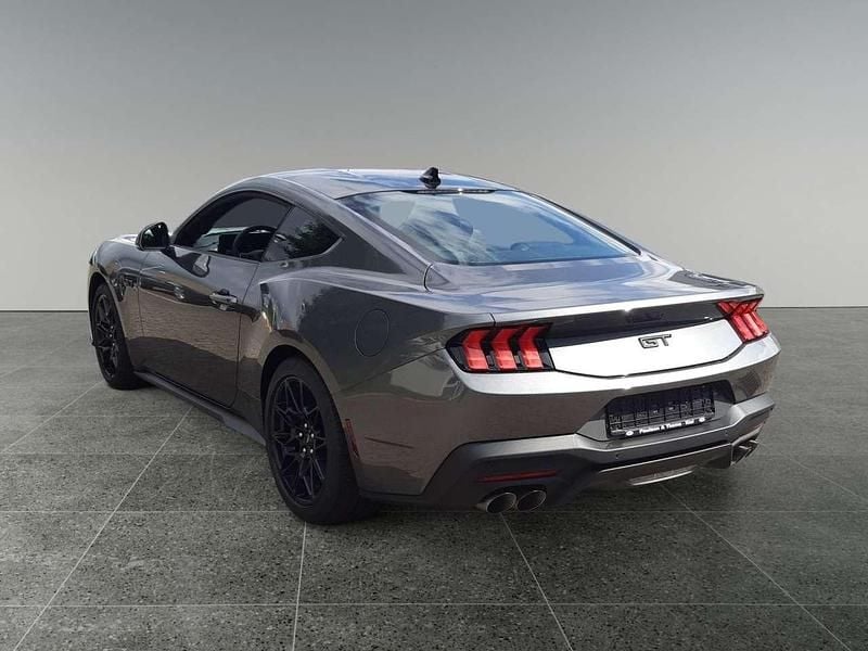 Neu Ford Mustang GT Fastback 446 PS (328 kW) 2025 Grau Coupé