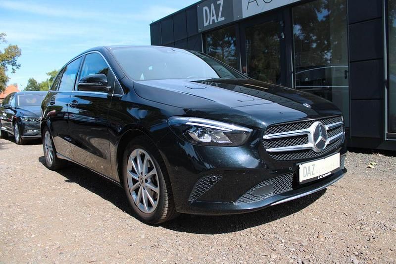 Schwarz Gebraucht 2019 Mercedes B180 Van / Kleinbus | 18.495 € (Superpreis) - Bild 1/4