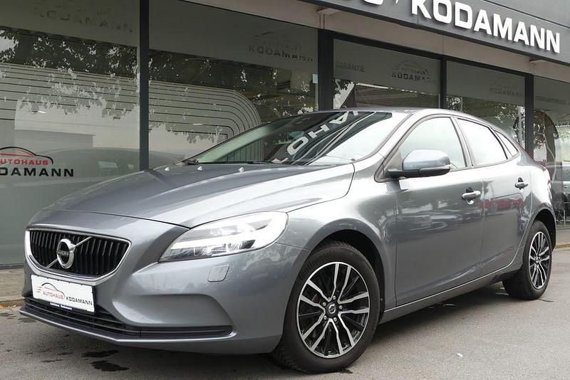 Grau Gebraucht 2016 Volvo V40 Momentum Kombi | 12.950 € (Fairer Preis) - Bild 1/4