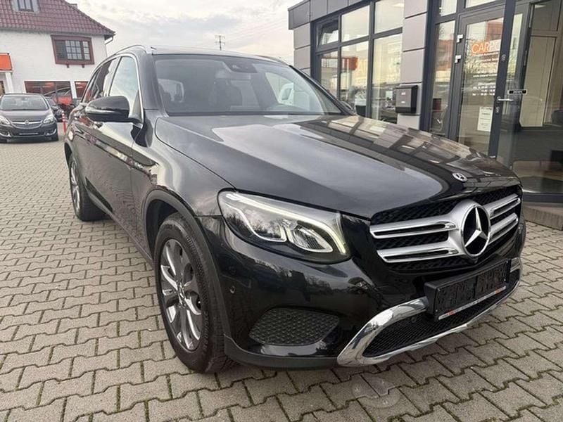 Schwarz (metallic) Gebraucht 2018 Mercedes GLC350 SUV | 20.990 € (Superpreis) - Bild 1/4