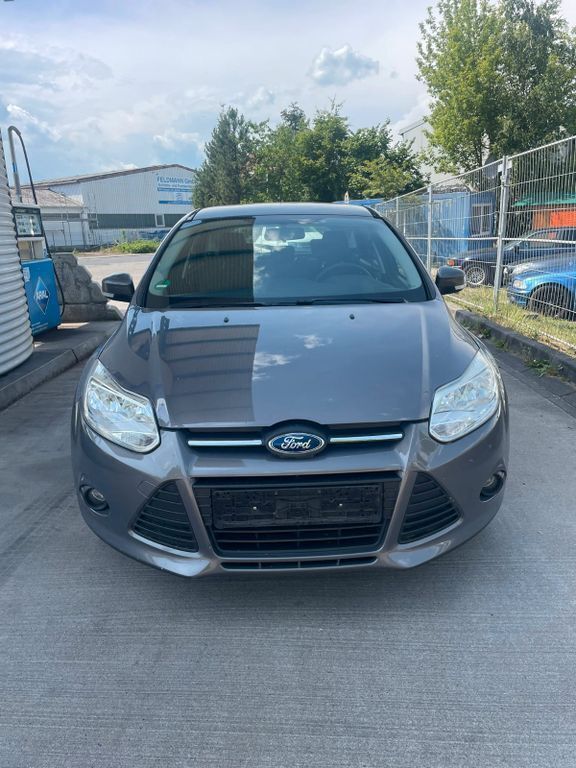 Braun Gebraucht 2012 Ford Focus Trend Limousine | 3.300 € (Fairer Preis) - Bild 1/4