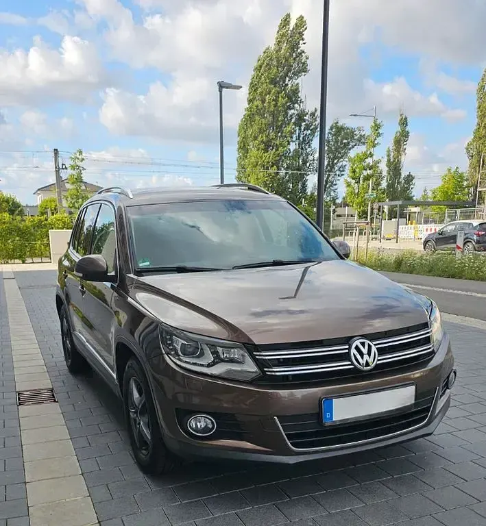 Gebraucht VW Tiguan LOUNGE 140 PS (102 kW) 2015 Braun SUV