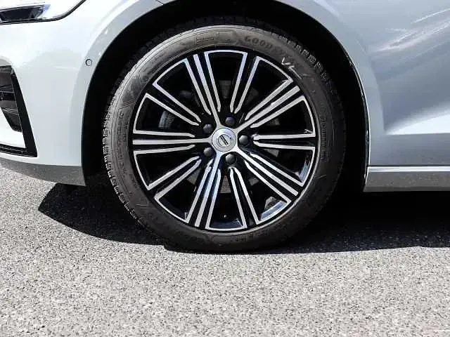 Gebraucht Volvo V60 145 PS (106 kW) 2025 Kombi