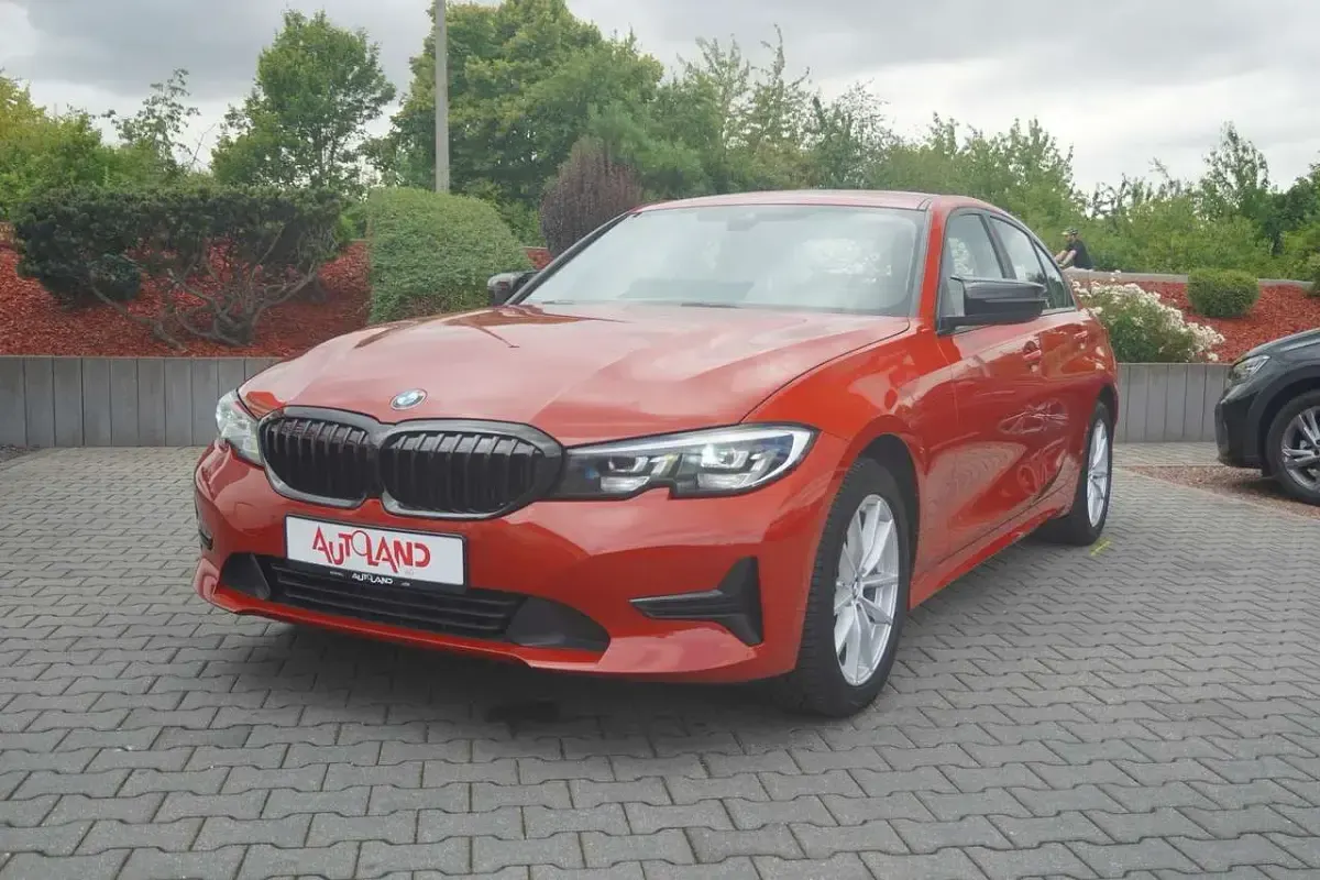 Gebraucht BMW 320 Advantage 184 PS (135 kW) 2019 Rot Limousine
