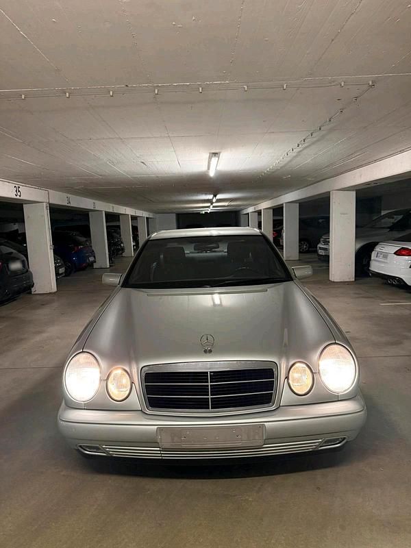 Second-hand Mercedes E230 150 CP (110 kW) 1996 Argintiu Berlinǎ