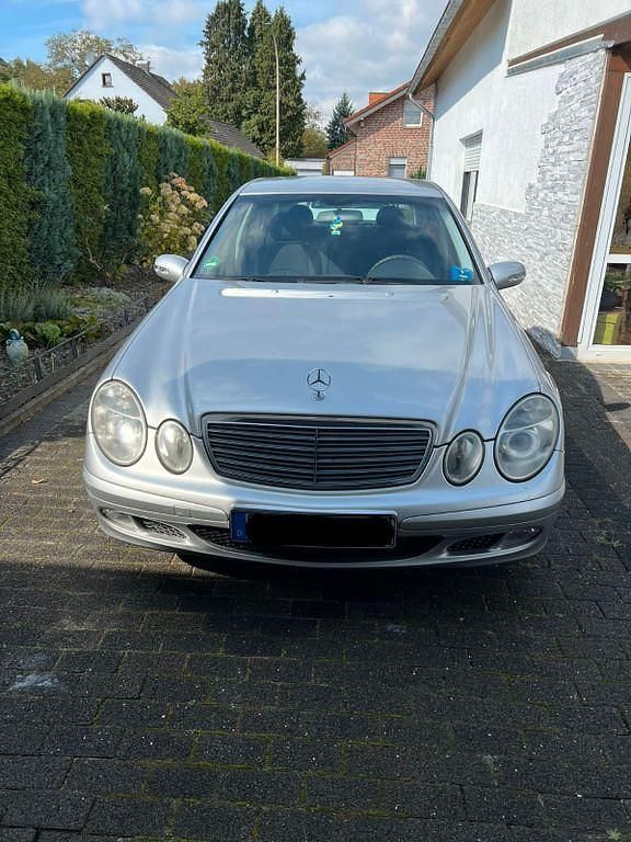 Silber Gebraucht 2003 Mercedes E270 Limousine | 3.100 € (Fairer Preis) - Bild 1/4