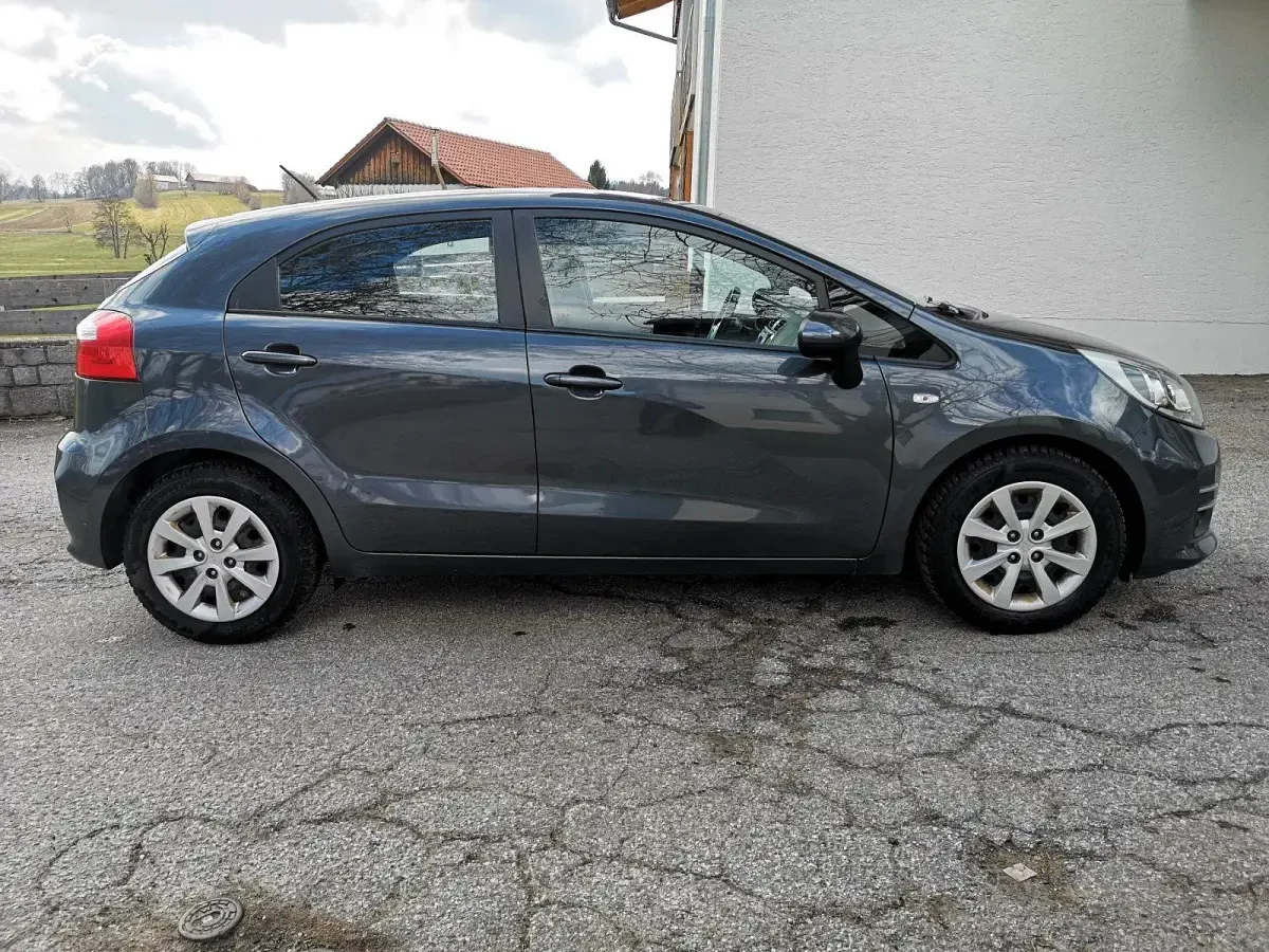 Gebraucht Kia Rio 90 PS (66 kW) 2015 Grau Kleinwagen