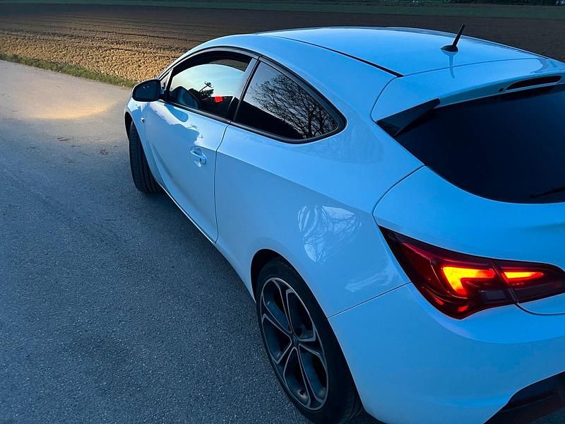 Gebraucht Opel Astra GTC OPC 179 PS (131 kW) 2012 Weiß Limousine