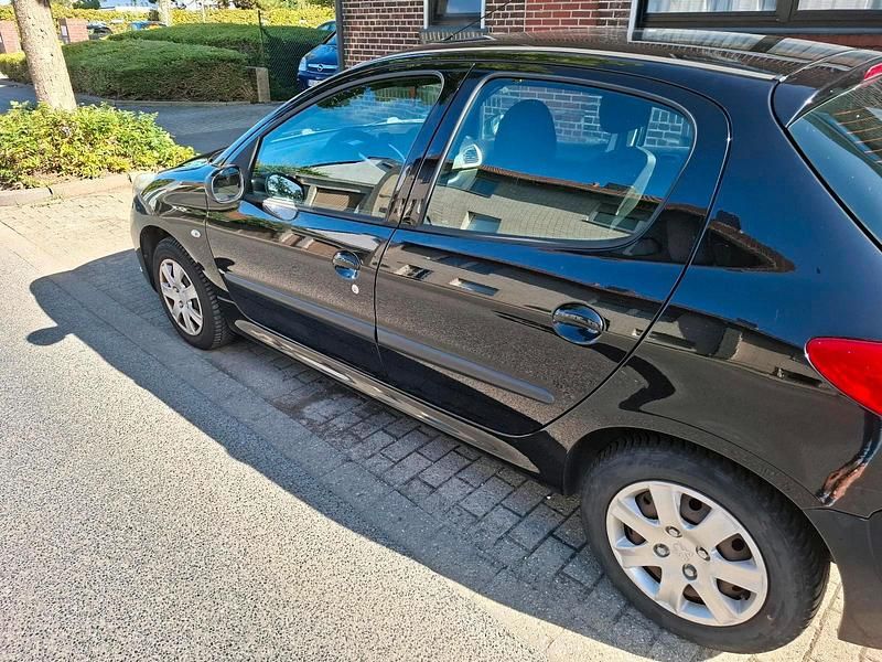 Schwarz Gebraucht 2011 Peugeot 206+ Kleinwagen | 2.800 € - Bild 1/4