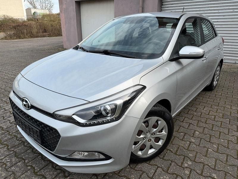 Gebraucht Hyundai i20 101 PS (74 kW) 2016 Silber Kleinwagen