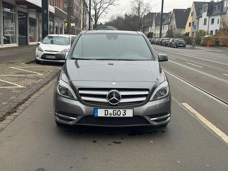 Gebraucht Mercedes B250 211 PS (155 kW) 2013 Grau Van / Kleinbus