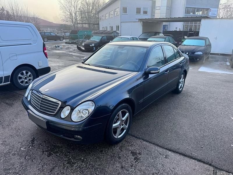 Blau Gebraucht 2005 Mercedes E200 Limousine | 4.250 € (Fairer Preis) - Bild 1/4
