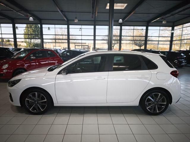 Gebraucht Hyundai i30 Advantage 101 PS (74 kW) 2024 Weiss Limousine