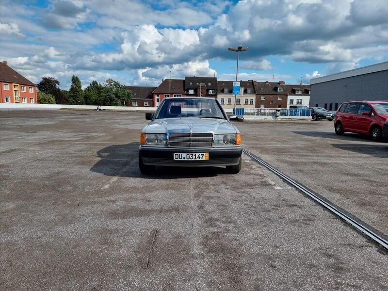 Grau Gebraucht 1990 Mercedes 190 Limousine | 12.500 € - Bild 1/4