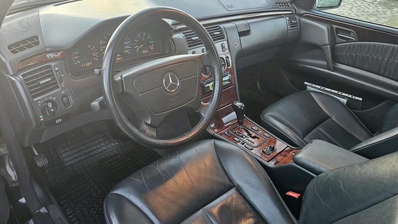 Gebraucht Mercedes E200 136 PS (100 kW) 1999 Schwarz Limousine