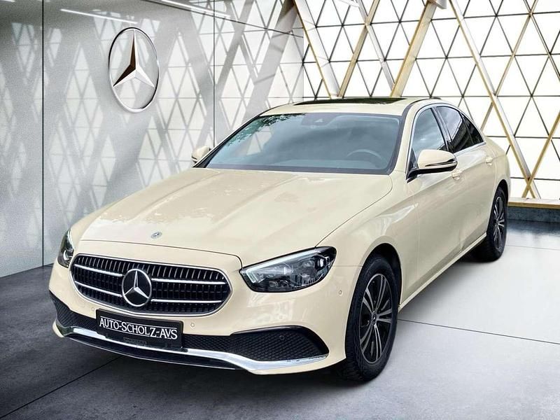 Hellelfenbein Gebraucht 2023 Mercedes E200 Limousine | 39.940 € (Etwas zu teuer) - Bild 1/4