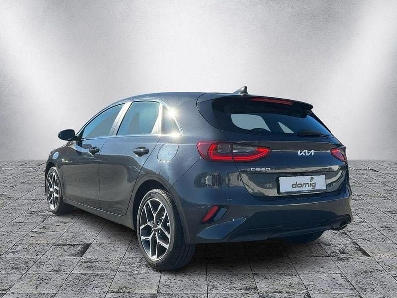 Gebraucht Kia Ceed Spirit 160 PS (117 kW) 2023 Lunar silber metallic Kleinwagen