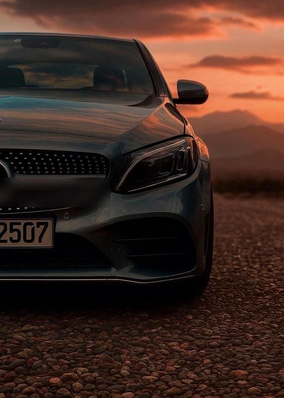 Grau Gebraucht 2018 Mercedes C220 AMG line Limousine | 24.300 € (Teuer) - Bild 1/4