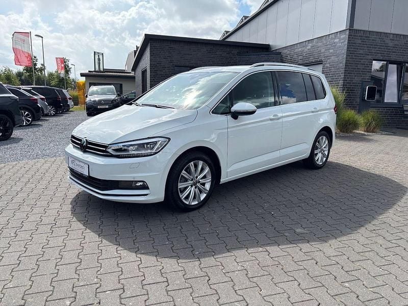 Weiß Gebraucht 2024 VW Touran Highline Van / Kleinbus | 33.980 € (Fairer Preis) - Bild 1/4