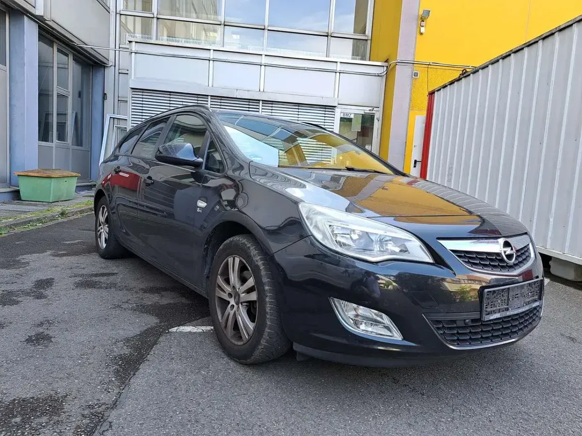 Gebraucht Opel Astra 140 PS (102 kW) 2012 Karbonschw graphitschw midnigh Kombi