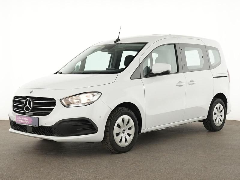 Arktikweiss Gebraucht 2023 Mercedes 180 Limousine | 26.443 € (Superpreis) - Bild 1/4