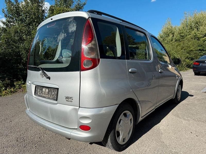 Silber Gebraucht 2002 Toyota Yaris Verso Van / Kleinbus | 2.499 € (Fairer Preis) - Bild 1/4