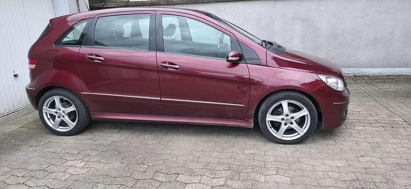 Rot Gebraucht 2005 Mercedes B170 Van / Kleinbus | 2.500 € (Fairer Preis) - Bild 1/4