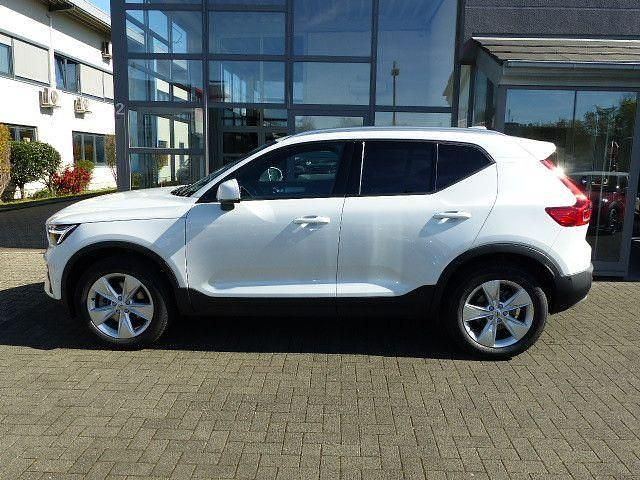 Gebraucht Volvo XC40 Core 163 PS (119 kW) 2025 Crystal white / metallic SUV