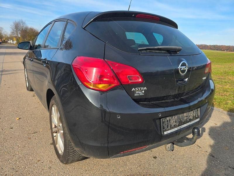 Gebraucht Opel Astra 125 PS (91 kW) 2012 Karbonschw graphitschw midnigh Limousine
